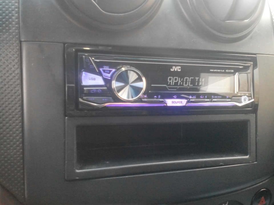 Прикупив собі в AVEO JVC KD-X135 1