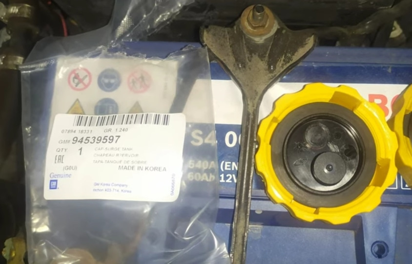 Кришка для розширювального бачка антифризу на Chevrolet Aveo 1.5 (94539597 GM) 3