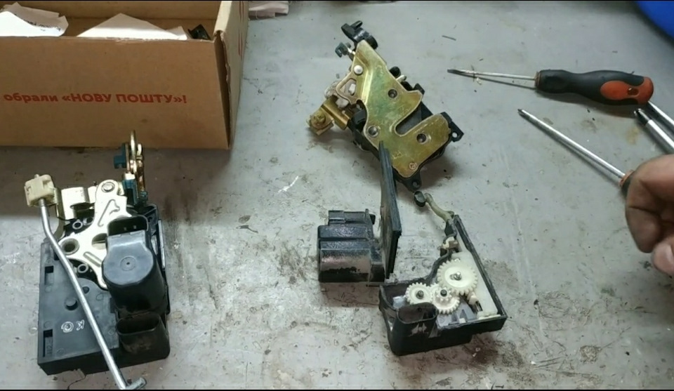 ЗАМІНА ЗАМКУ ЗАДНІЙ ПРАВОЇ ДВЕРІ НА CHEVROLET AВЕО (96260996) 1