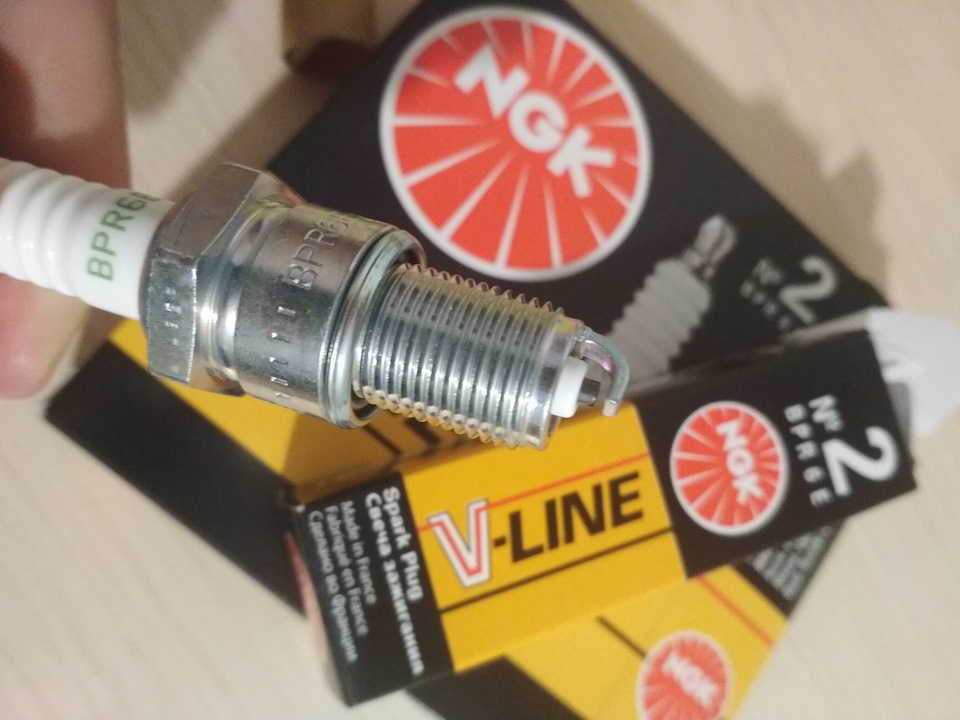 Зміна свічок NGK 2