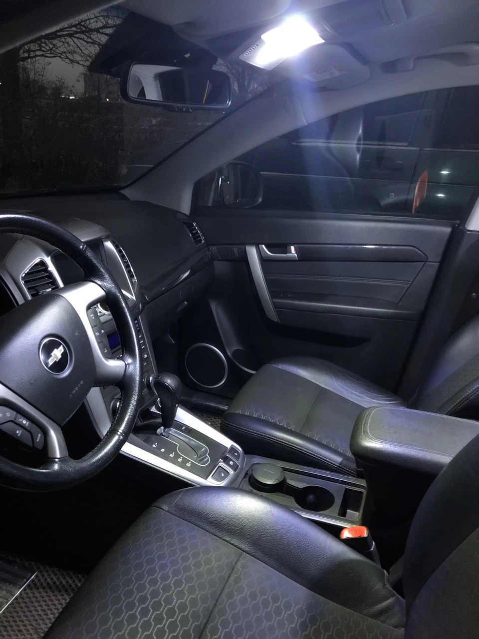 Додаткове світло у передній плафон салону Chevrolet Captiva