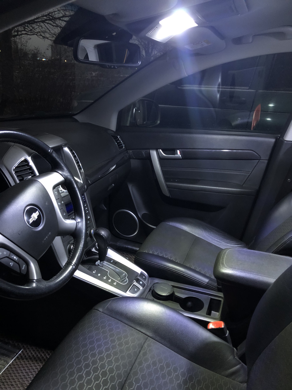 Додаткове світло у передній плафон салону Chevrolet Captiva 1