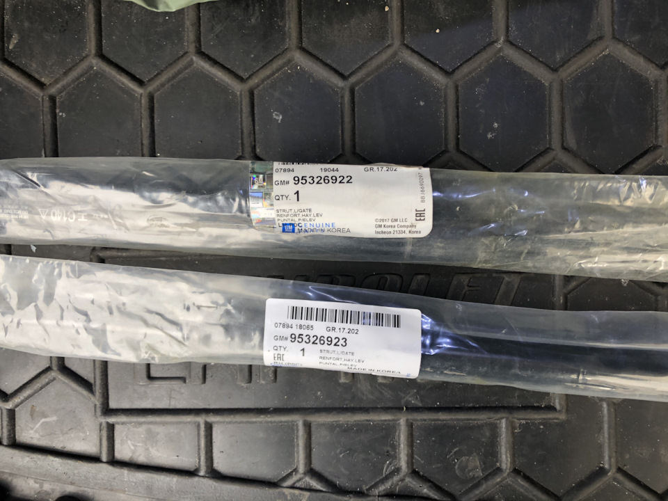 Заміна газових пружин (амортизаторів) дверей багажника Chevrolet Captiva 1