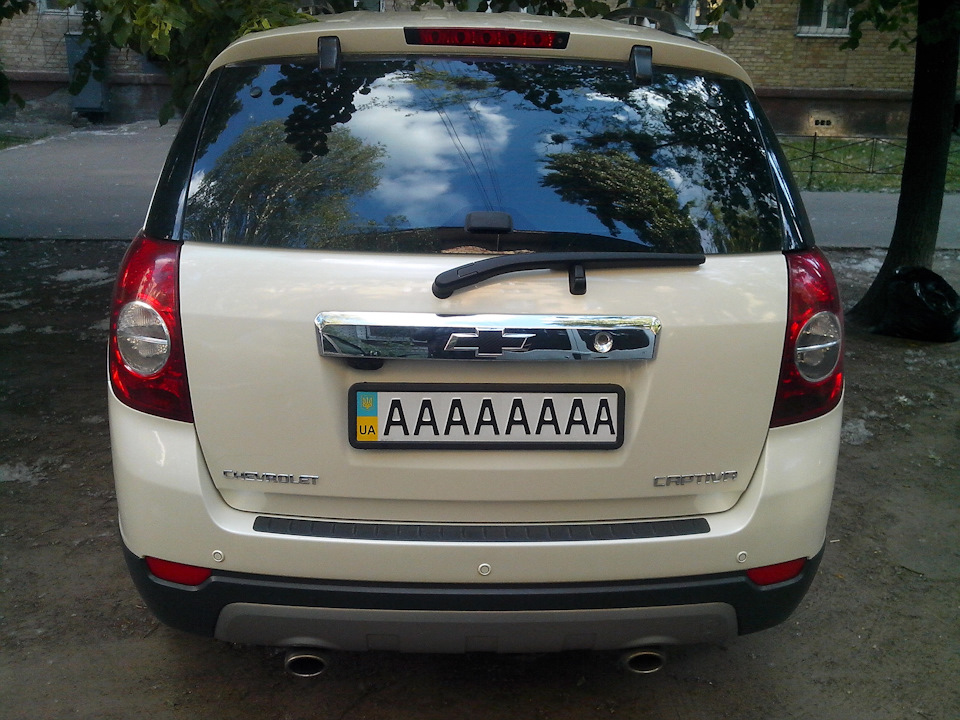 Заміна задніх ліхтарів Chevrolet Captiva з дорестайлінгових червоних на прозорий хромований 2