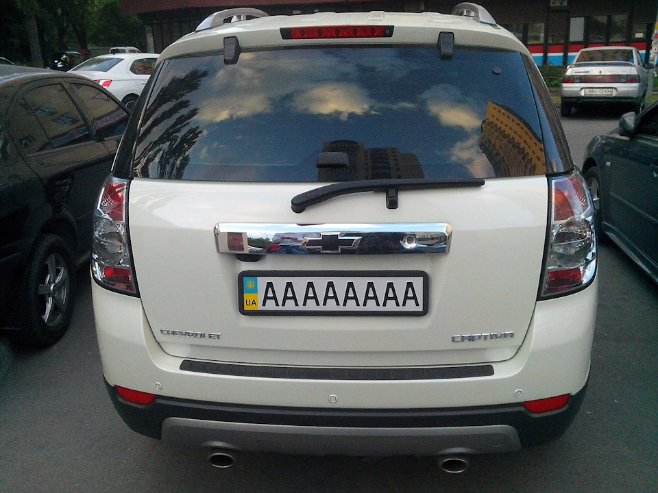 Заміна задніх ліхтарів Chevrolet Captiva з дорестайлінгових червоних на прозорий хромований 3