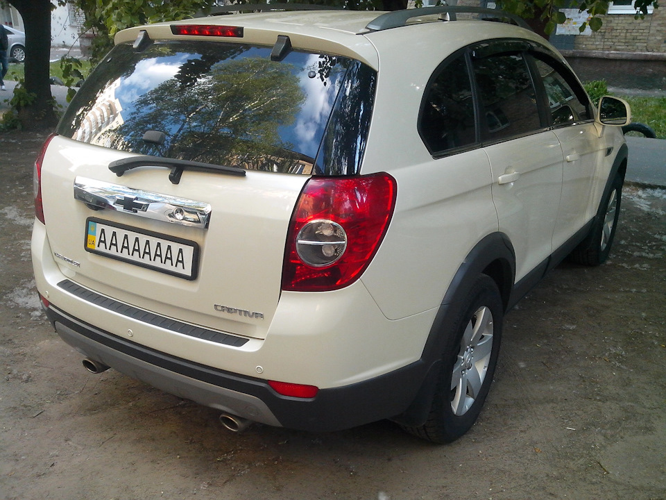 Заміна задніх ліхтарів Chevrolet Captiva з дорестайлінгових червоних на прозорий хромований 4