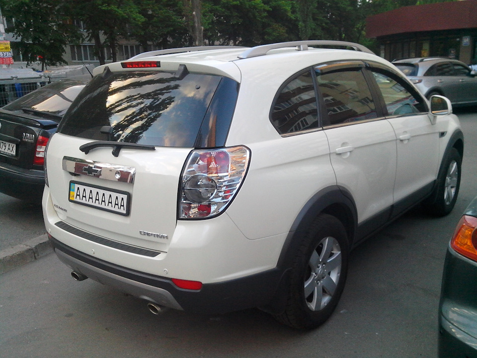 Заміна задніх ліхтарів Chevrolet Captiva з дорестайлінгових червоних на прозорий хромований 5