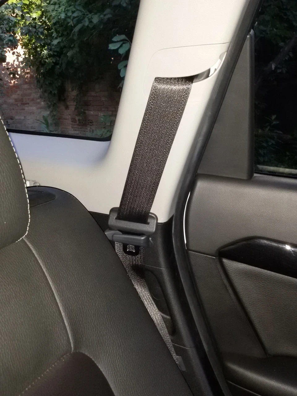 Тримачі ременів безпеки