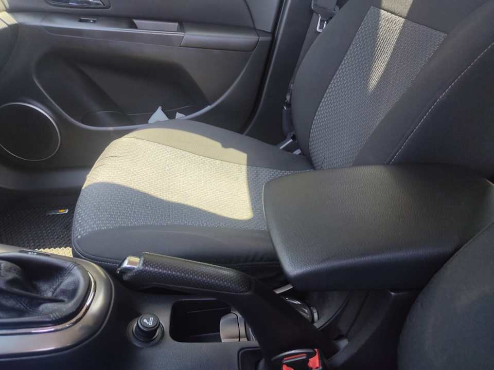 Заміна кришки підлокітника Chevrolet cruze від Mazda 6 2