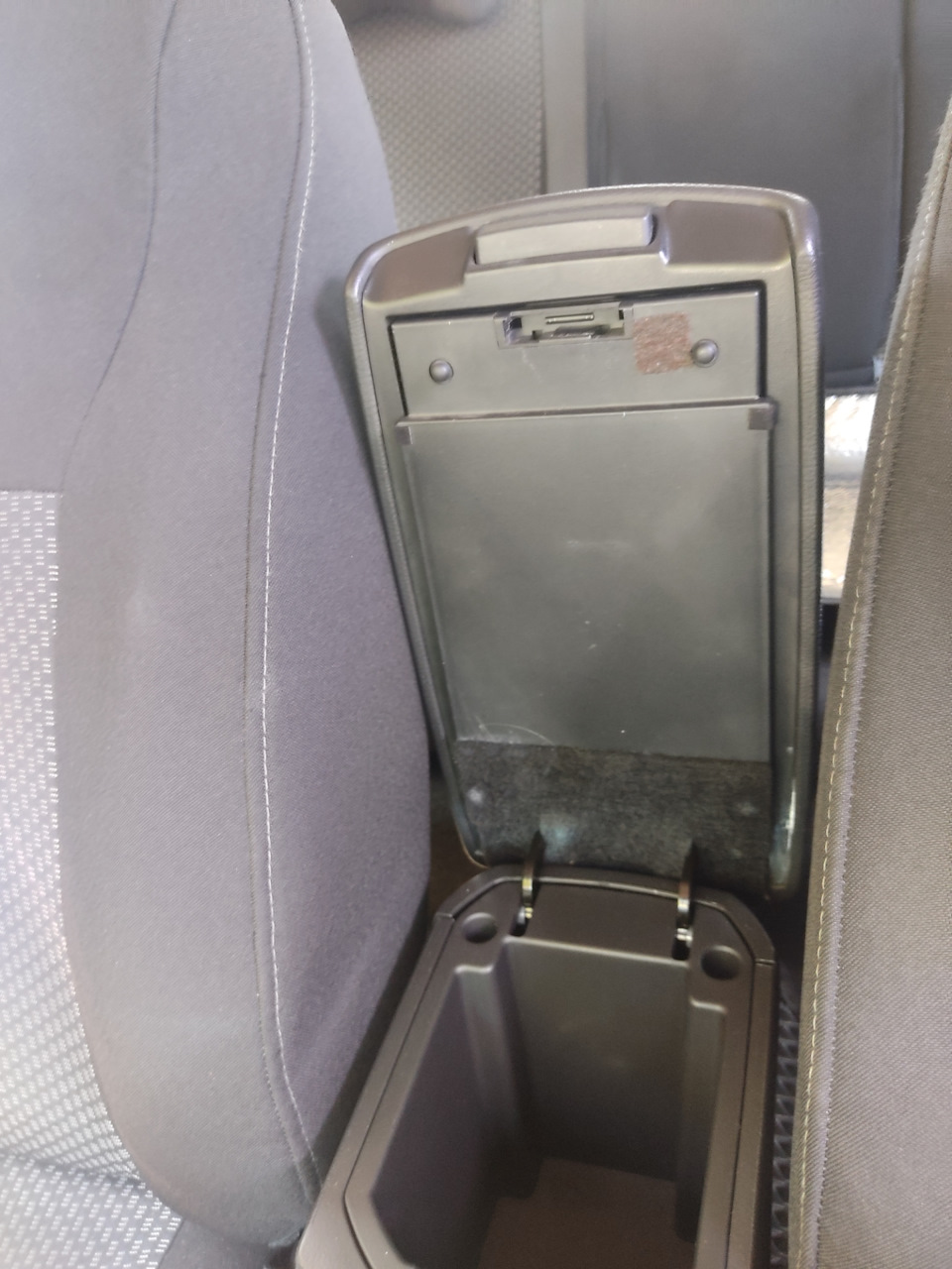 Заміна кришки підлокітника Chevrolet cruze від Mazda 6 5