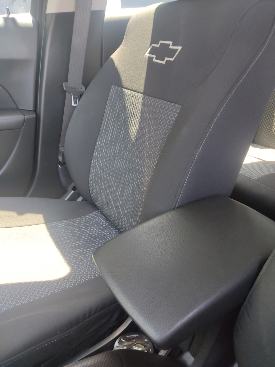Заміна кришки підлокітника Chevrolet cruze від Mazda 6 4