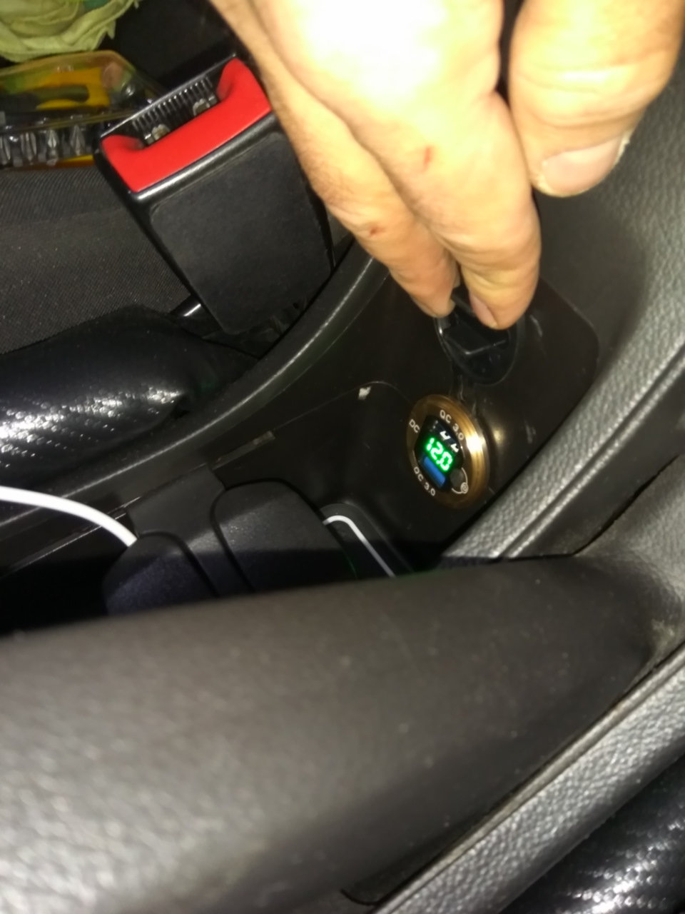 Встановлення зарядного пристрою для USB в Chevrolet Cruze 4