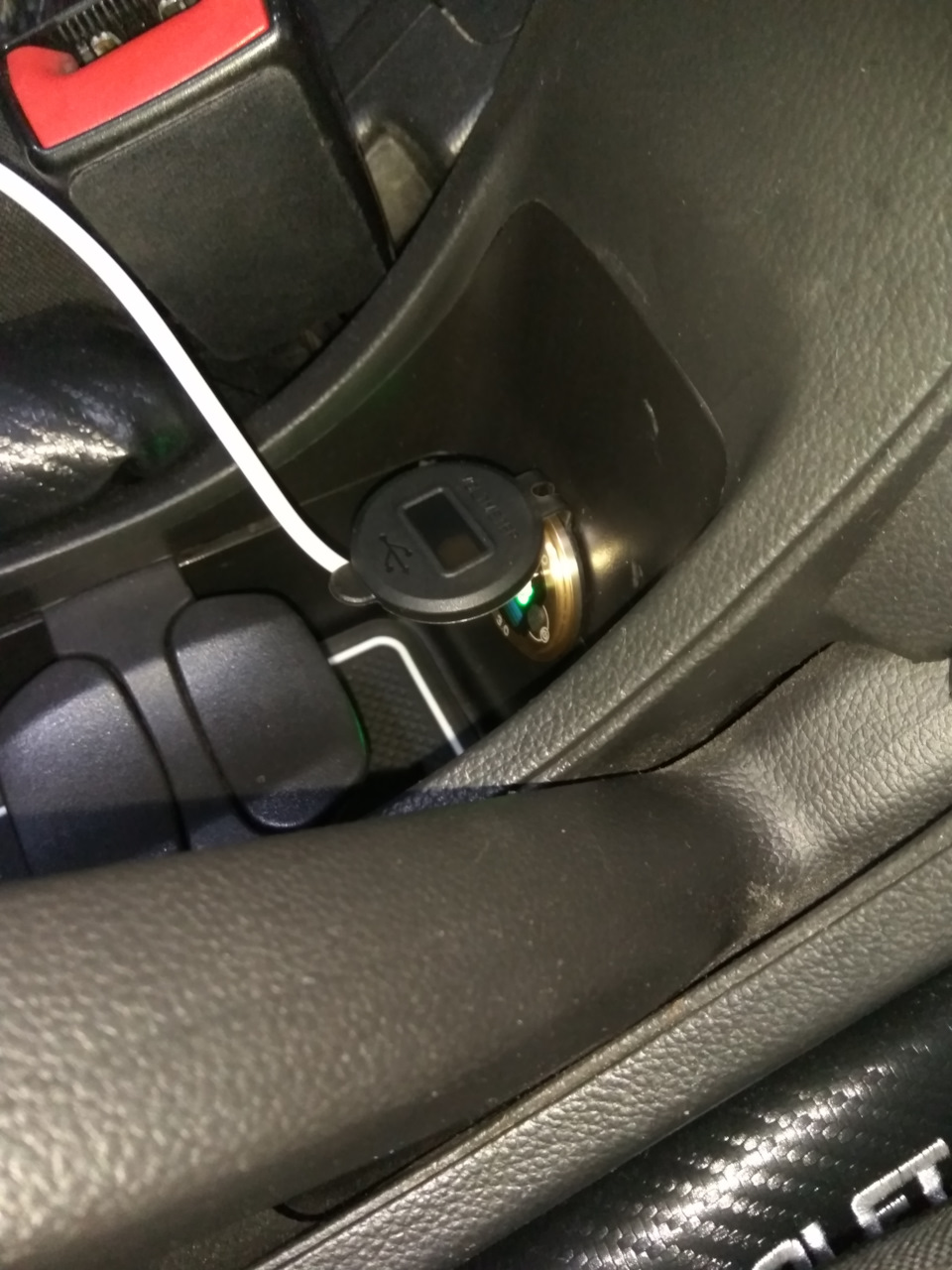 Встановлення зарядного пристрою для USB в Chevrolet Cruze 5