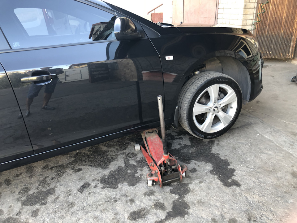 64700 - Заміна передніх гальмівних колодок. 1