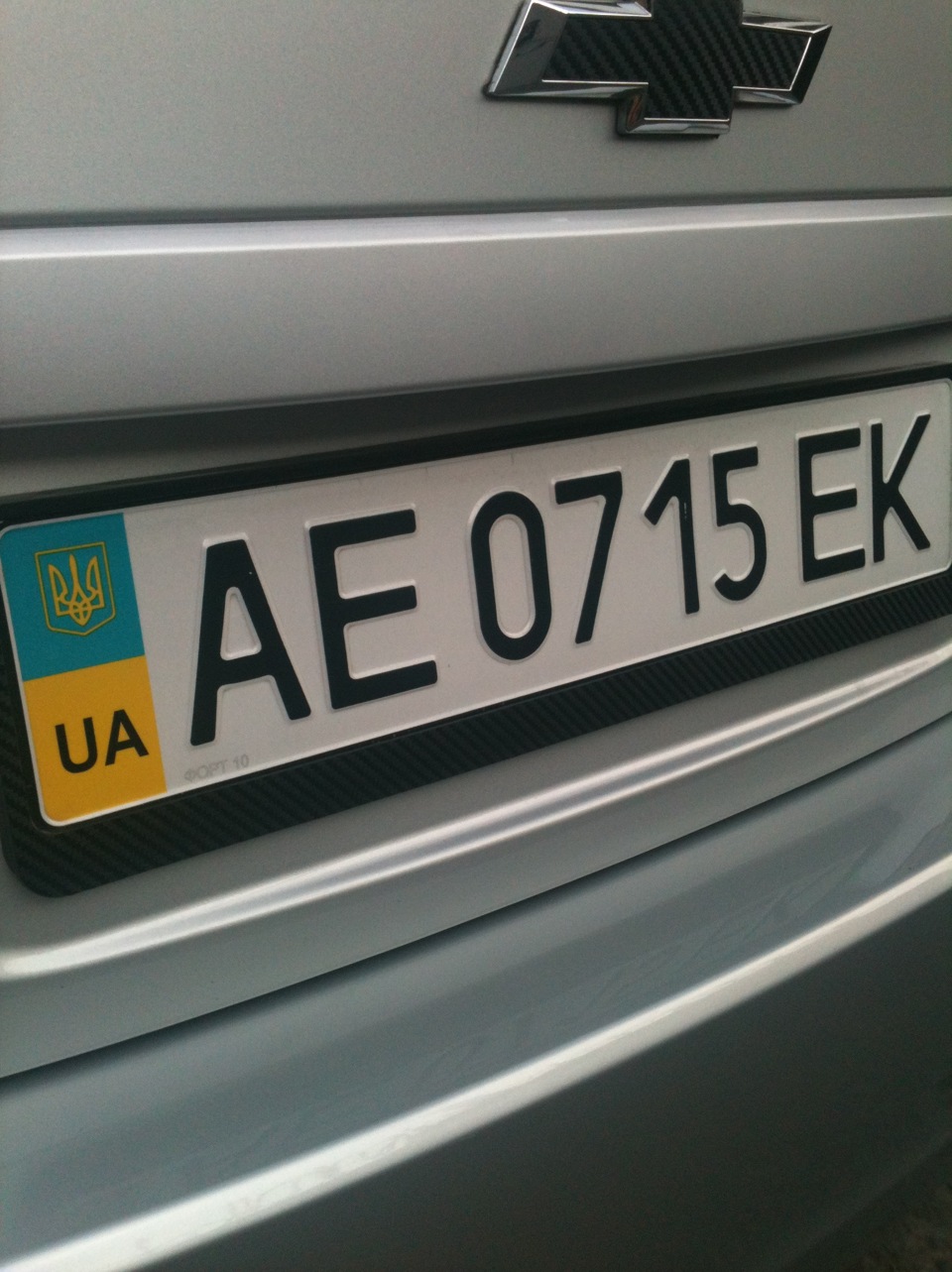 рамка номера та значки в карбон 1