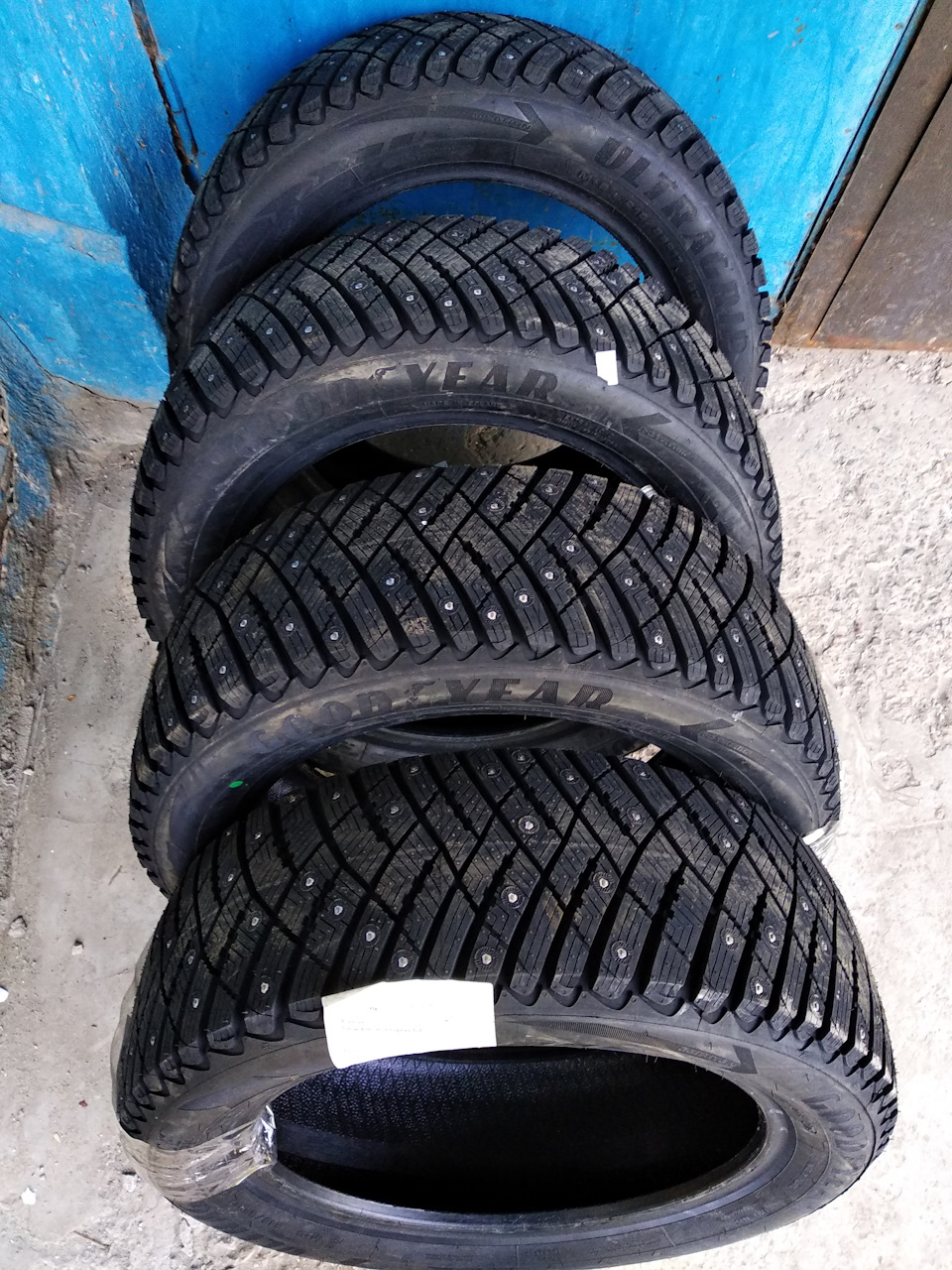 Зимові шини Goodyear UltraGrip Ice Arctic 215/55 R17 2