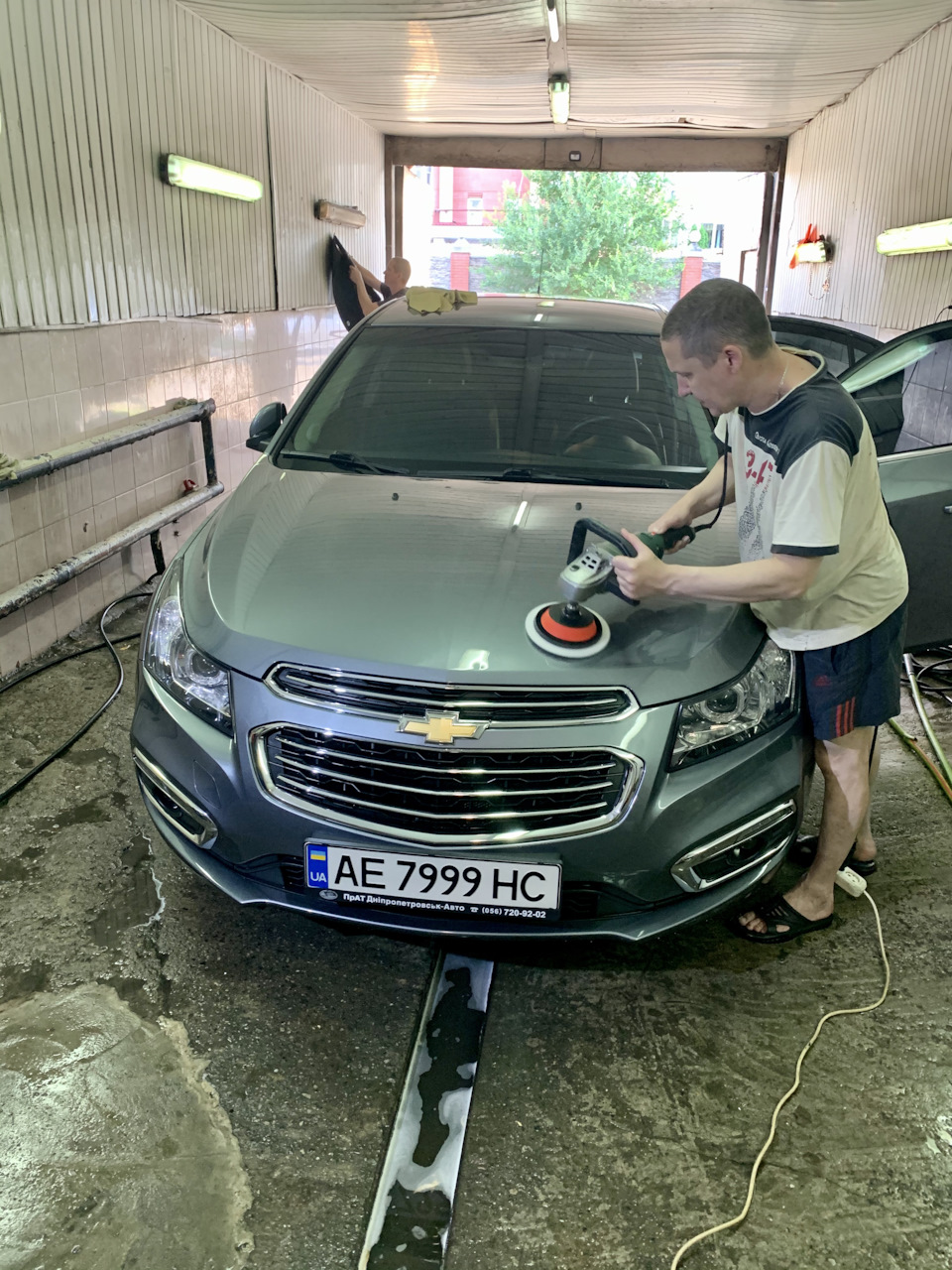 Мийка п'ятнична з легким поліруванням капота 2