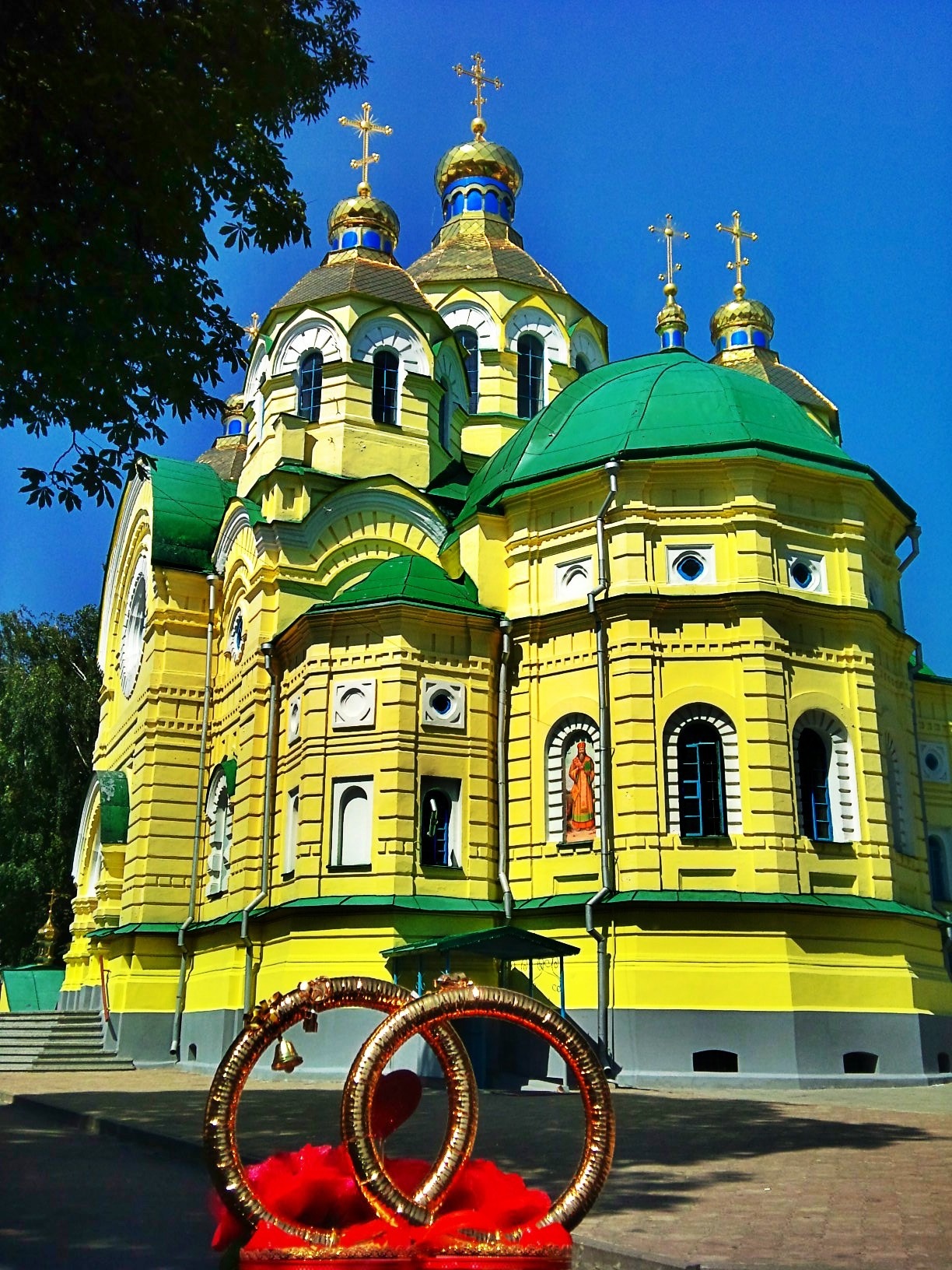 і я там був, мед-пиво пив, по вусах текло, та в рот не потрапило 1