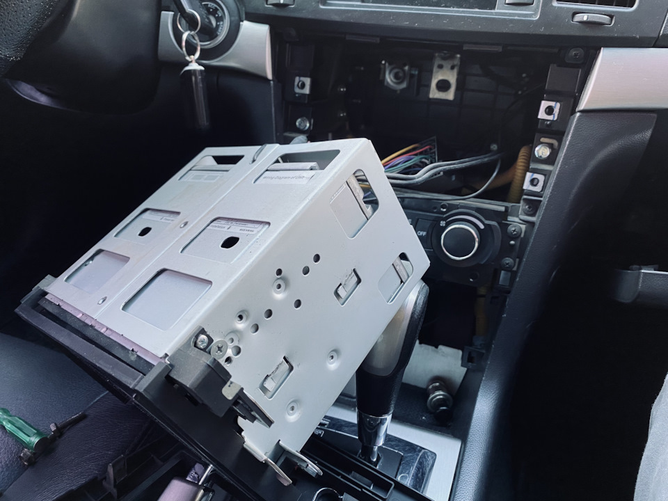 Додатковий USB роз'єм у районі прикурювача 4