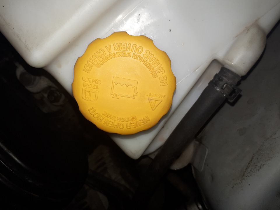 Кришка розширювального бачка ціною 190 грн., що встала мені в 3300 грн. 3