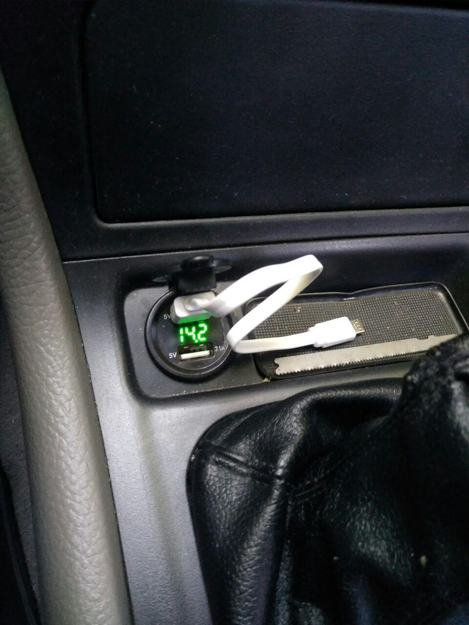 Вольтметр у прикурювач 1