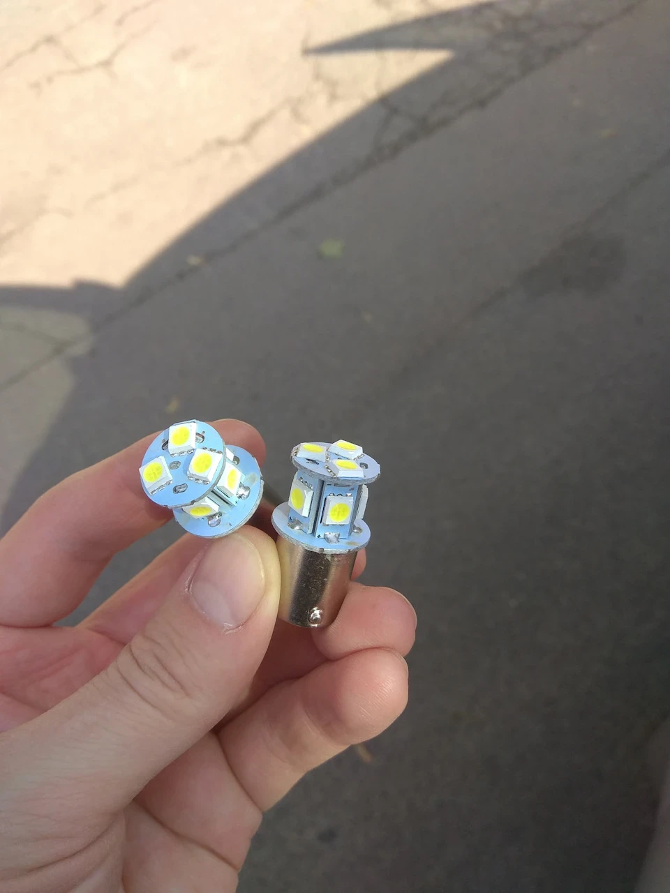 Лампочки у фари заднього ходу та освітлення номерного знака