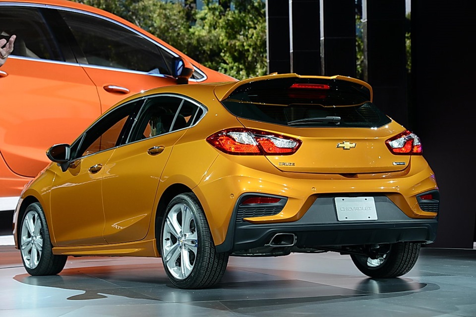 Тізер 2017 Cruze Hatchback Reveal 2
