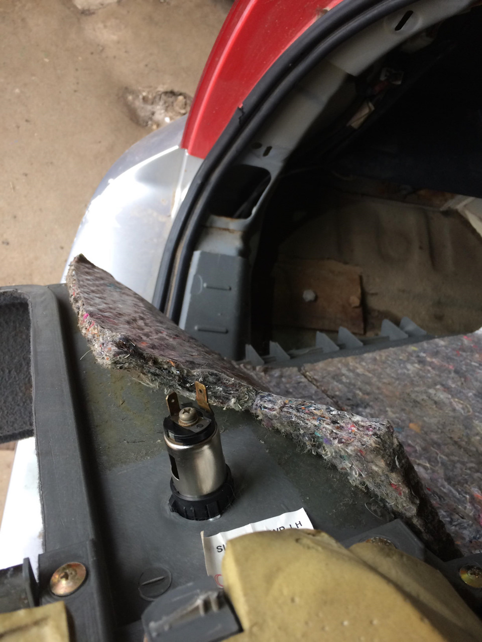 розетка 12v у багажнику 3