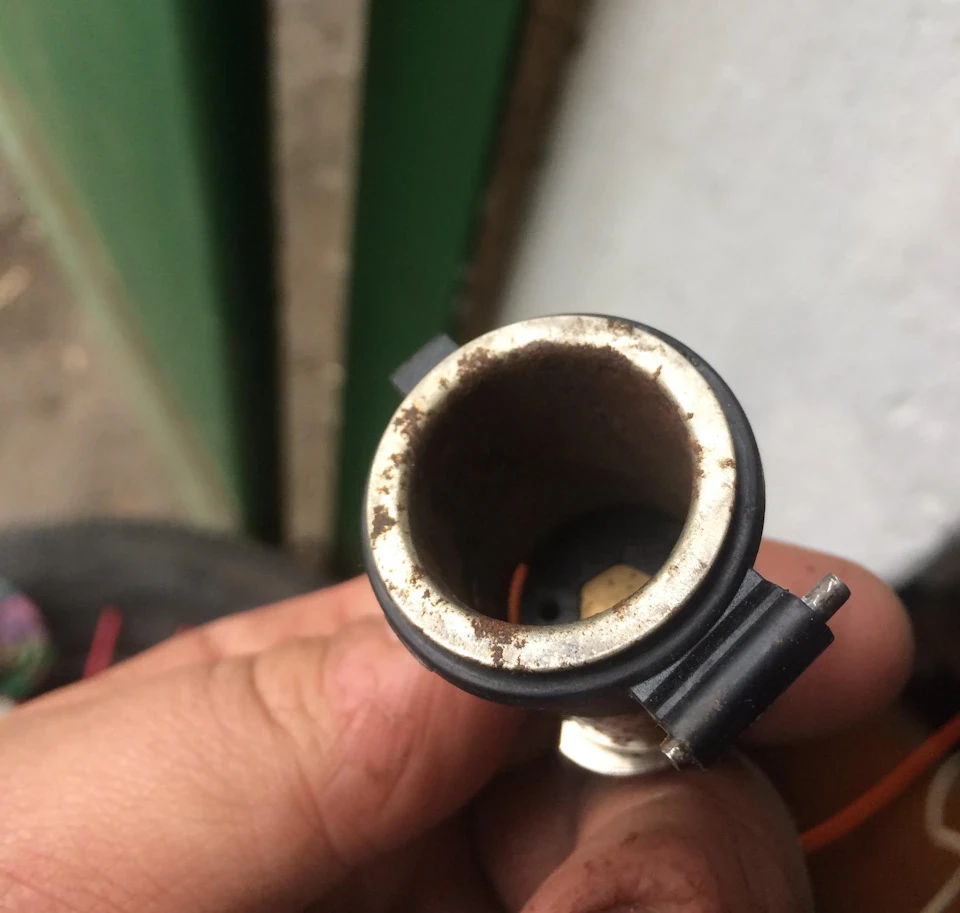 розетка 12v у багажнику