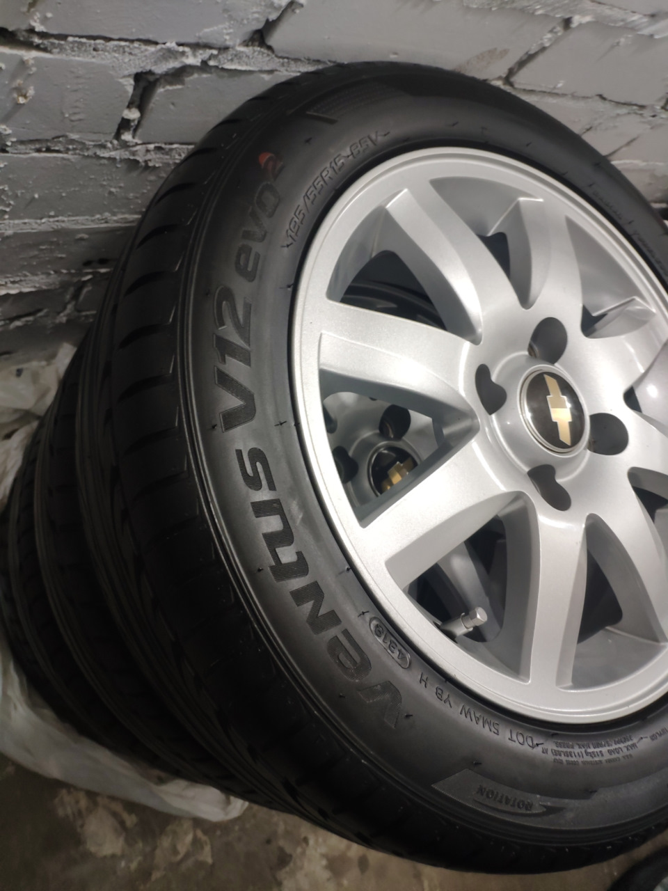 Новий комплект на весну диски + гума Hankook Ventus V12 Evo2 195 55 15 1