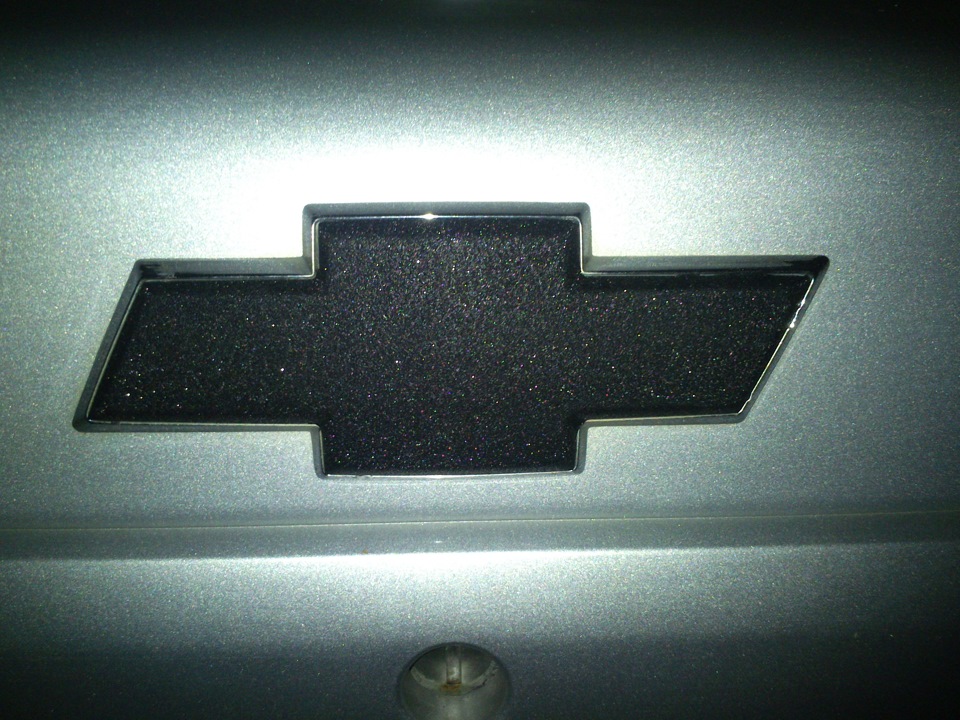 Чорний значок Chevrolet 1