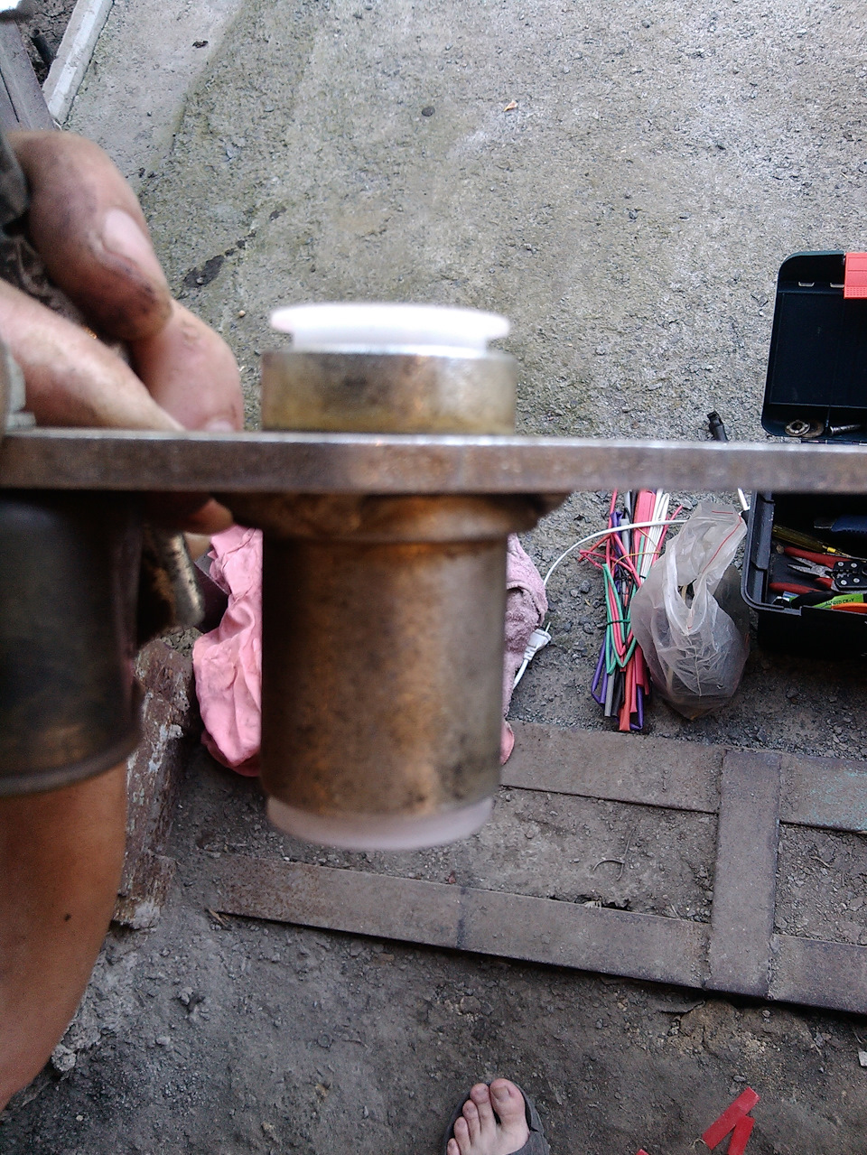 Поставив у короткоходку поліацеталеві втулки 1