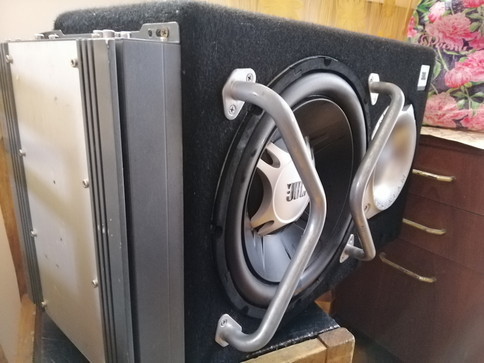 Продам сабвуфер JBL 2