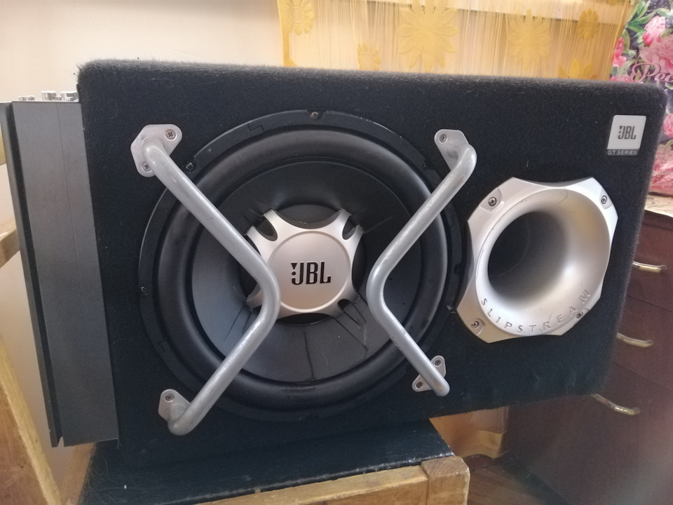 Продам сабвуфер JBL 1