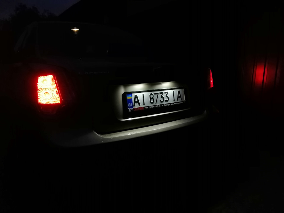Заміна лампочок заднього ходу та номерів. 3
