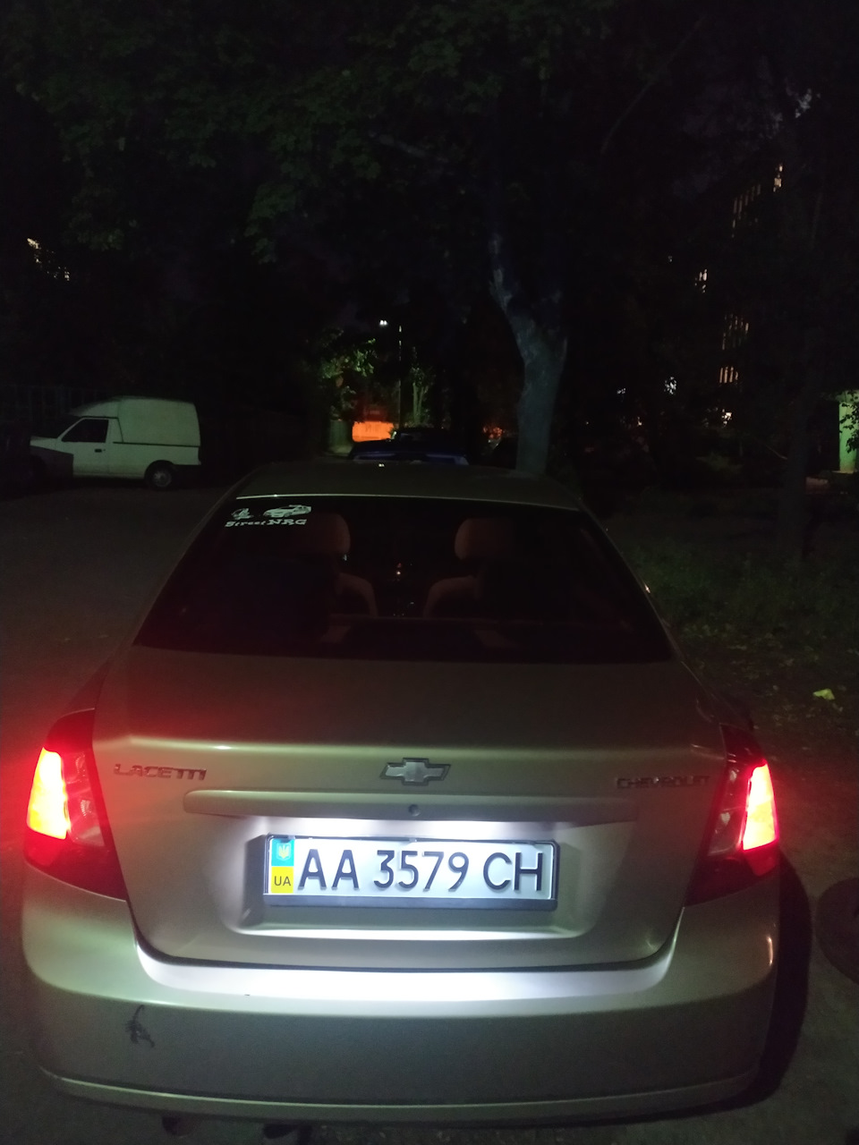 Заміна ламп (підсвічування номера) та підсвічування багажника 2