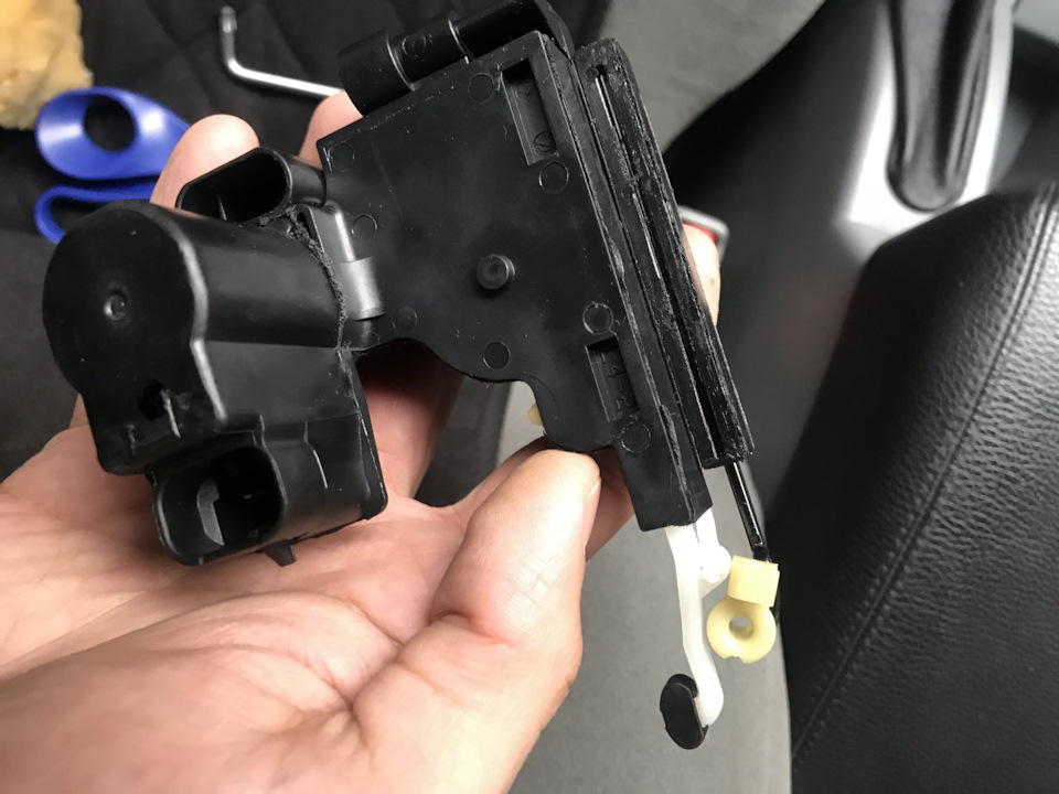 Заміна актуатора водійських дверей 2