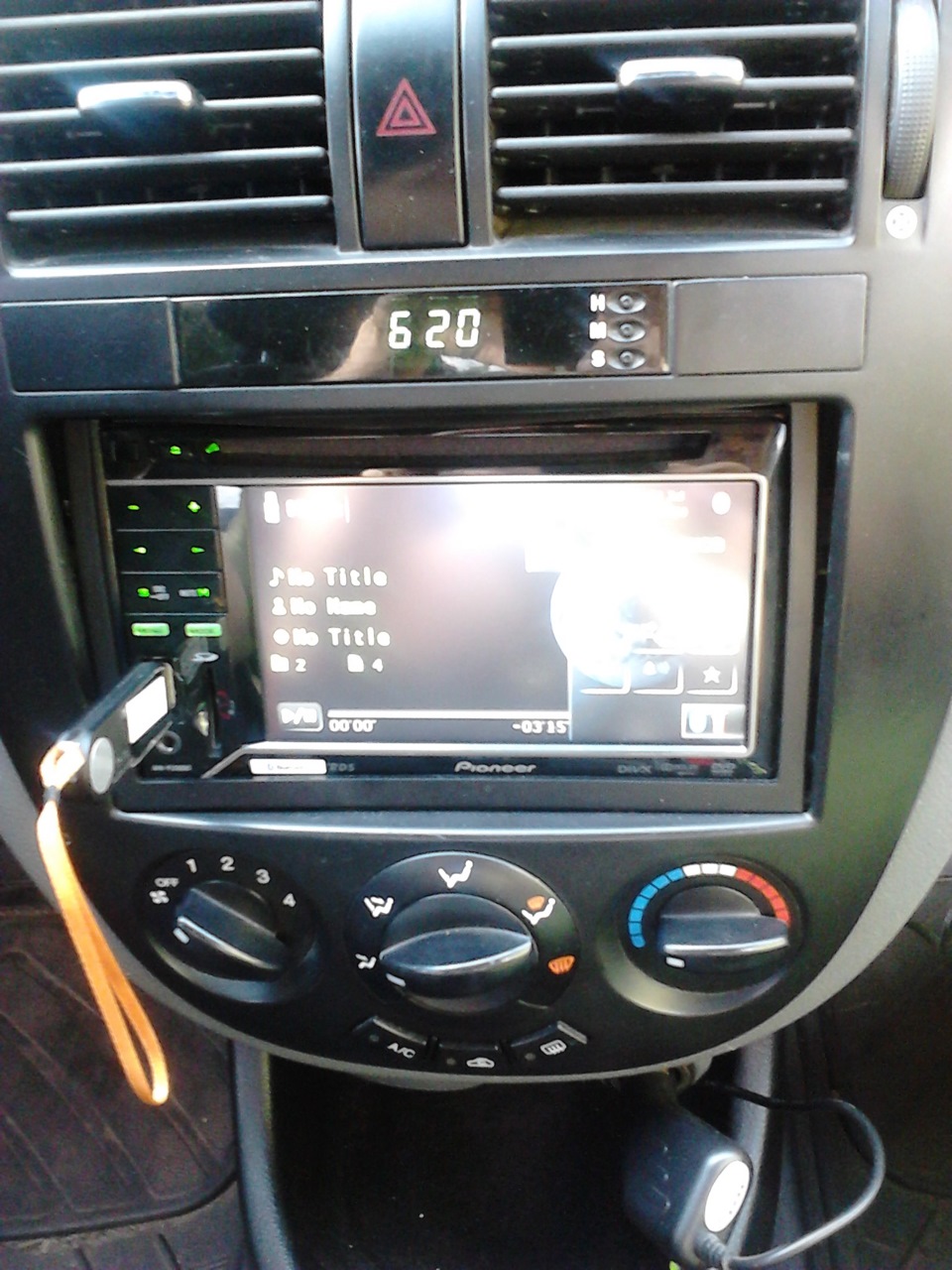 встановив 2 DIN магнітолу Pioneer AVH-P3300BT в лачетті 2