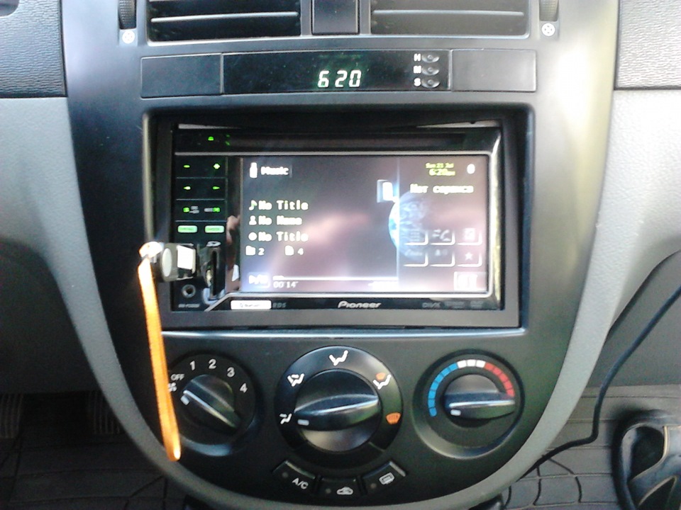встановив 2 DIN магнітолу Pioneer AVH-P3300BT в лачетті 1