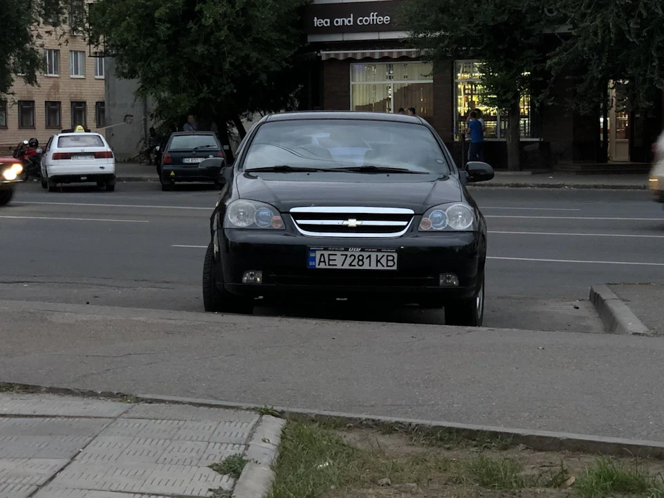 Маски фар у чорний матовий.