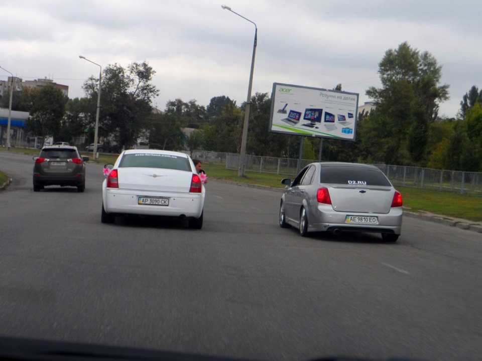CHRYSLER 300С проти CHEVROLET LACETTI 1
