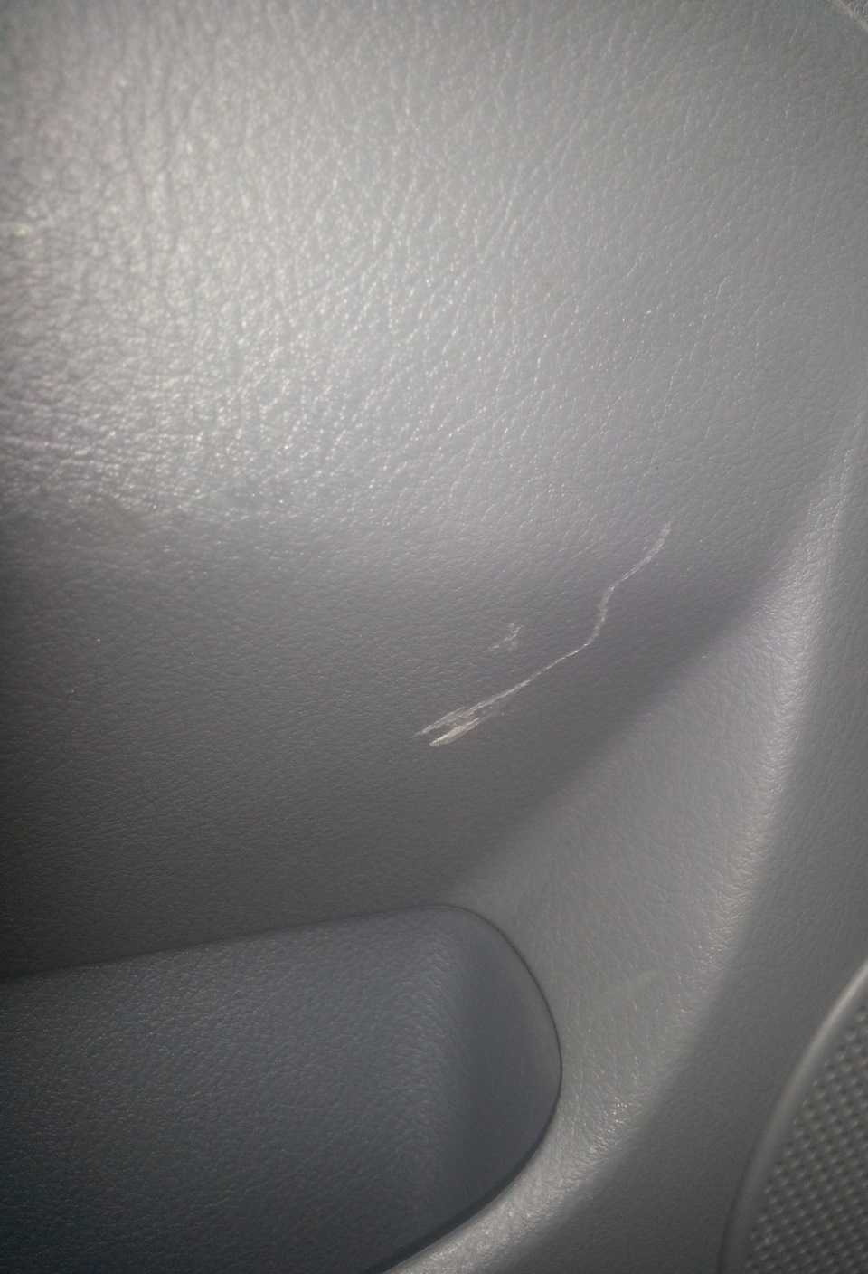 Дряпини на пластиці салону 4