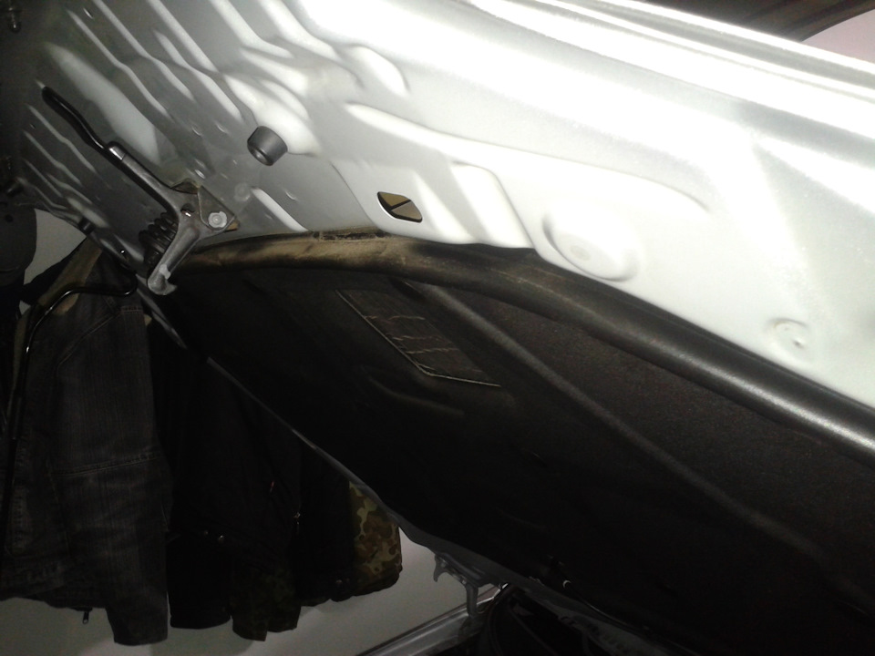 Встановлення ущільнювача підкапотного простору. 2