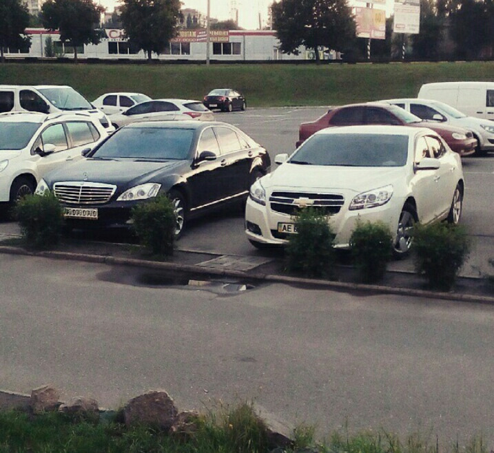 Malibu поряд з іншими авто. 2