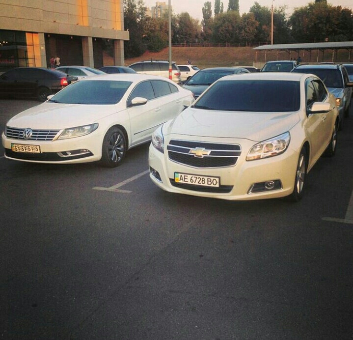 Malibu поряд з іншими авто. 3