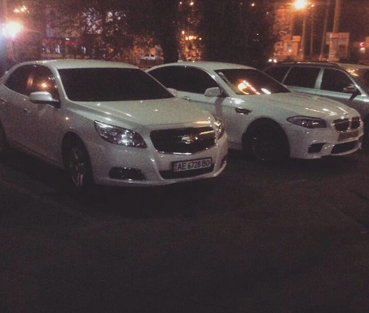 Malibu поряд з іншими авто. 1