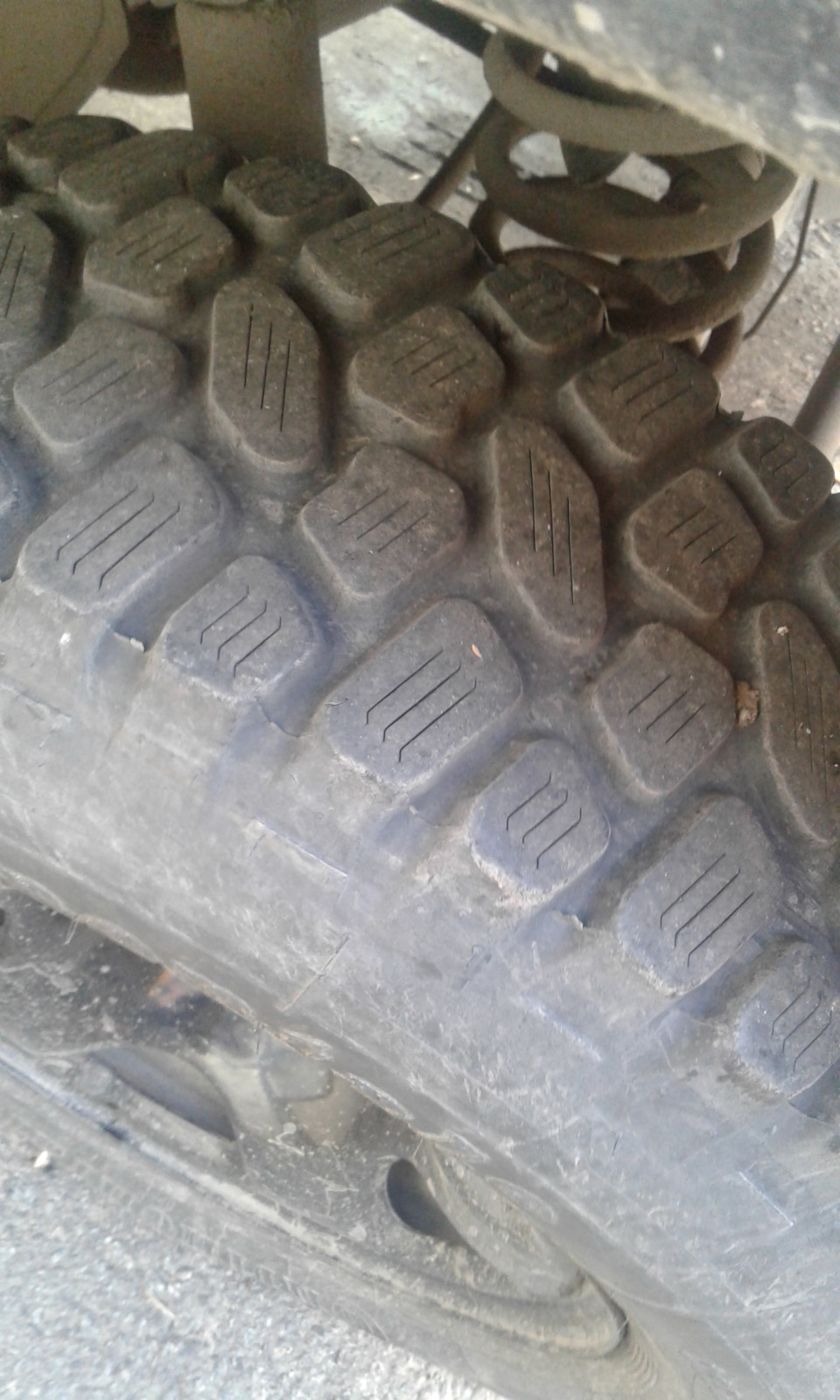 Continental LM90 225/75 R16 2