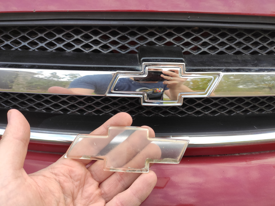 Заміна передньої емблеми Chevrolet 3