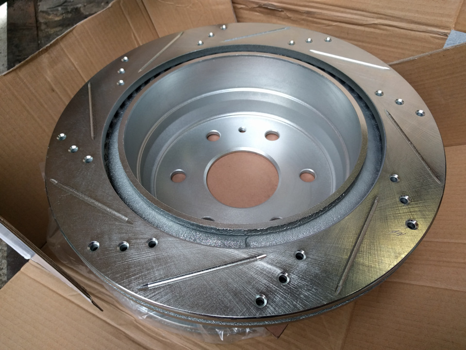 Кращі бюджетні гальма R1concepts LINE DRILLED & SLOTTED FULL KIT W/ PADS 5