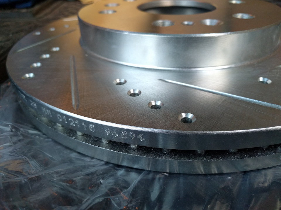 Кращі бюджетні гальма R1concepts LINE DRILLED & SLOTTED FULL KIT W/ PADS 2